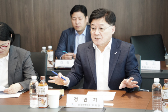 정만기 한국무역협회 부회장이 '한빛회 기업 수출 현장 애로 간담회'에서  발언을 하고 있다. 한국무역협회 제공